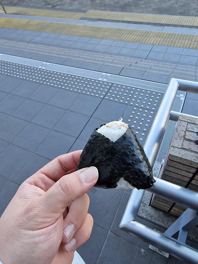 ツナマヨおにぎり Thunfischmajo ist das beliebteste Onigirí in Japan.
