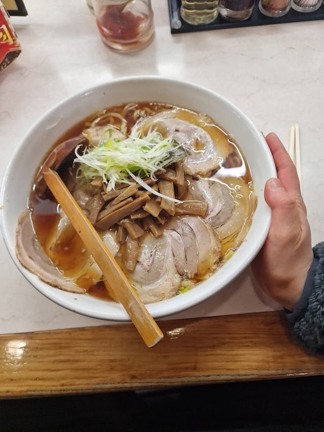 Ramen mit verschieden Toppings, Ei, Chashuu, Lauchzwiebel und Bambus